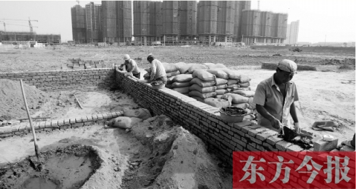 7月8日，鄭州市銀鶯路南端，一處新建的小學(xué)和中學(xué)剛剛開始動(dòng)工