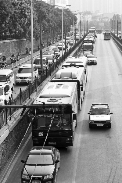 大量的機(jī)動(dòng)車(chē)由京廣路向北前行，右拐后涌上中原路地下道。