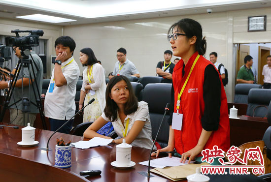 映象網(wǎng)記者就網(wǎng)友關(guān)心熱點(diǎn)問(wèn)題向省教育廳副廳長(zhǎng)尹洪斌提問(wèn)。