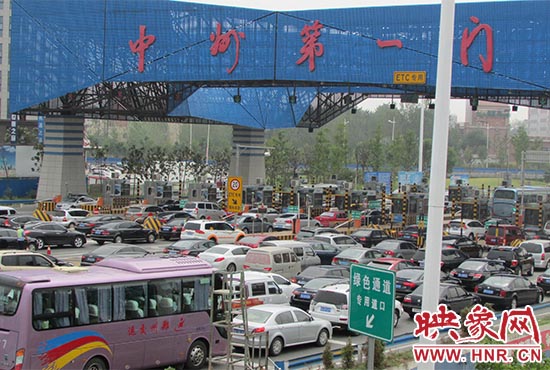 鄭州機(jī)場收費(fèi)站口（中州第一門）車輛排隊(duì)擁堵情況嚴(yán)重。