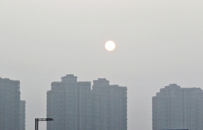 昨天，鄭州市區(qū)，霧霾遮擋的太陽(yáng)像個(gè)月亮。