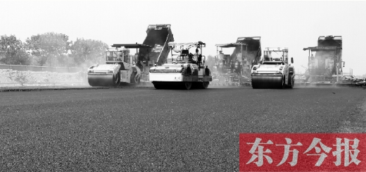 鄭州通航試驗(yàn)區(qū)上街機(jī)場(chǎng)的改擴(kuò)建工程正在緊張施工，寬闊的跑道已經(jīng)基本竣工