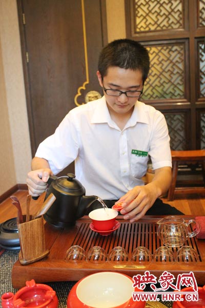 1、水壺里的水煮沸，李克勤把茶葉放進(jìn)茶荷里，準(zhǔn)備溫杯沖茶