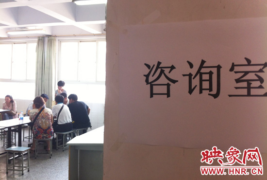 在金水區(qū)教體局設(shè)立的“復(fù)議”現(xiàn)場，家長們提出了各式各樣的問題。