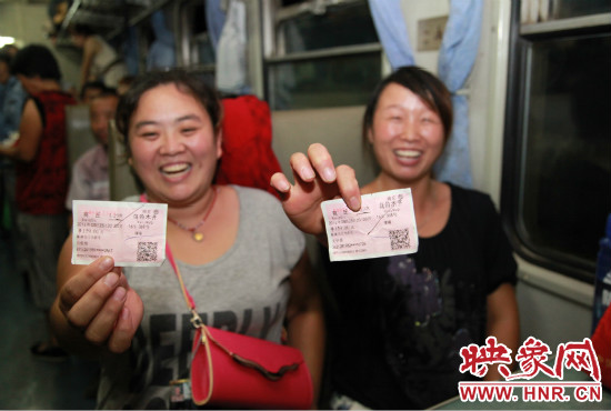 進(jìn)疆棉農(nóng)展示前往烏魯木齊的車(chē)票。
