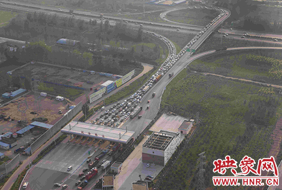 圖為鄭州環(huán)城高速航海路上下口，已經(jīng)出現(xiàn)車輛排隊情況。