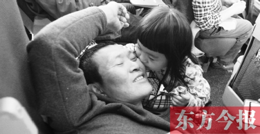 女兒嘟嘟不時(shí)的親吻是他最好的“鎮(zhèn)痛藥”。