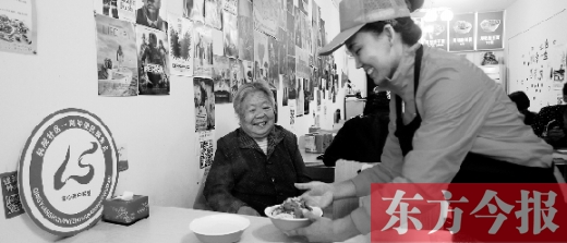 9月29日，輕院社區(qū)的“空巢老人”荊阿姨在一家飯店免費(fèi)吃午餐