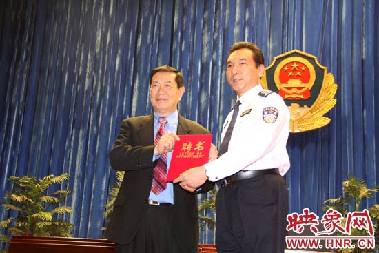 在歡迎儀式上，李昌鈺博士從鐵路警察學院院長郝宏奎手中接過了客座教授的聘書。