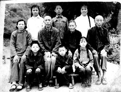 1970年，何兆勝一家人在荊門(mén)合影，中排左二為何兆勝。