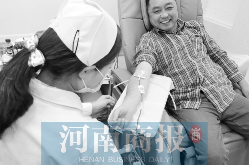 昨天，有市民看了商報報道后，前往獻(xiàn)血點獻(xiàn)血 記者 張郁/攝