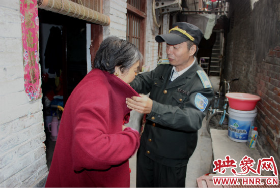 一馬路社區(qū)的巡防隊員們經(jīng)常前來幫助老人。