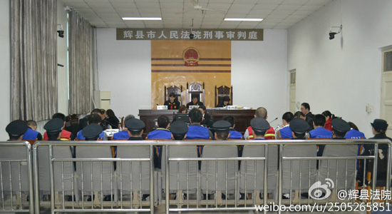 今天上午9：00，鄭州“皇家一號(hào)”系列案被告人賈某某等十一人涉嫌協(xié)助組織賣淫罪一案在輝縣市人民法院2