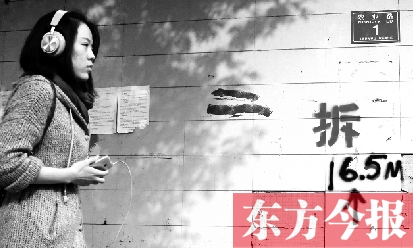 昨日，東方今報(bào)記者走訪農(nóng)業(yè)路沿線，看見“拆”字已上墻