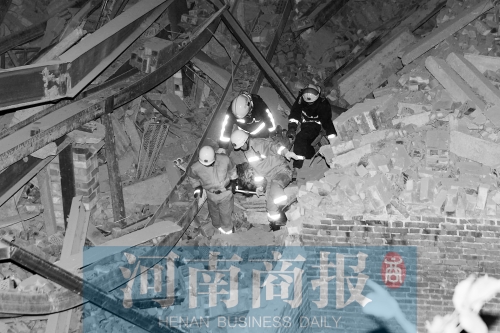 昨晚8點(diǎn)30分，消防員從廢墟中救出一名被埋者