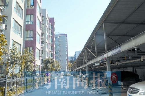 鄭州建設(shè)西路與工農(nóng)路交叉口西北角附近一小區(qū)內(nèi)，立體車庫(kù)已投入使用