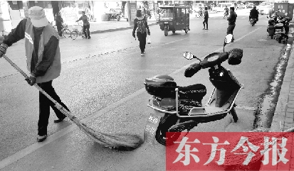 昨日，鄭州市中州大道上，穿梭于車流中上崗的環(huán)衛(wèi)工
