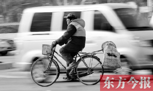 昨日，鄭州市中州大道上，穿梭于車流中上崗的環(huán)衛(wèi)工