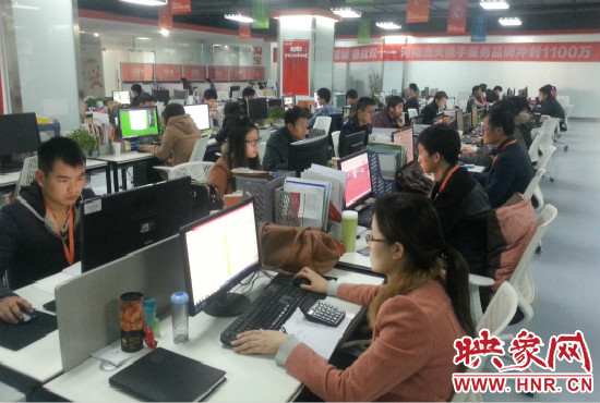 河南省電子商務(wù)產(chǎn)業(yè)園里，電商運(yùn)營(yíng)商河南杰夫成交3500萬(wàn)元，其中淘寶河南館占了七成。