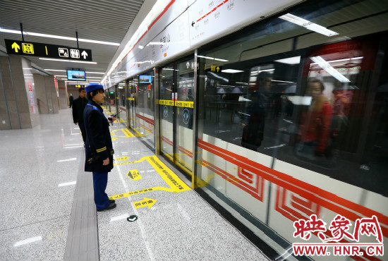 自11月29日起，鄭州地鐵將進(jìn)一步縮短行車間隔。