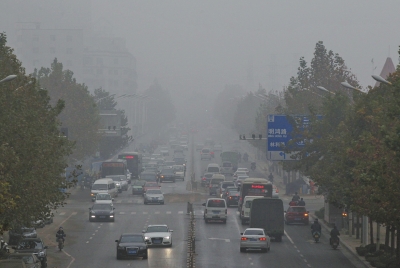 被霧、霾同時籠罩的市區(qū)道路