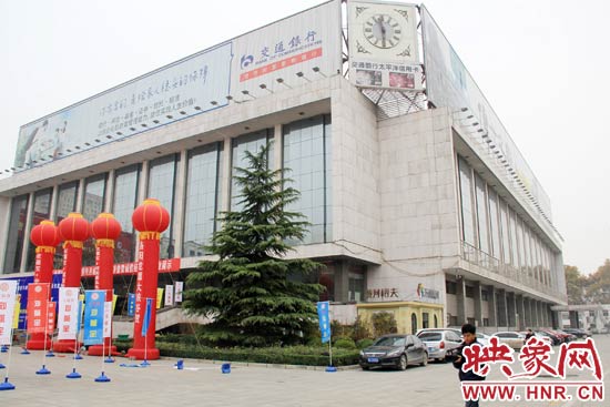 11月28日，記者從鄭州市政府獲悉，河南省人民會堂決定拆除違法存在10多年的巨型樓頂廣告。