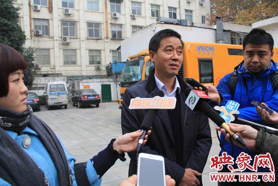 鄭州城市管理局行政執(zhí)法監(jiān)察支隊二大隊副大隊長杜陸水就“河南省人民會堂違法戶外廣告”一事，接受媒體采訪