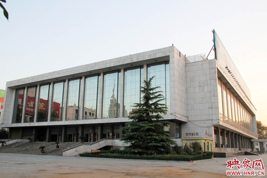省人民會堂樓頂西側的廣告牌已經全部拆除完畢，現場的施工人員和機械設備已經全部撤離。