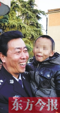 林州市公安局長(zhǎng)趙峰抱著滿臉笑容的曉宇（化名），也露出了笑容