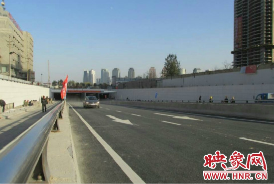 紅專路下穿中州大道隧道工程西起紅專路與姚寨路交叉口，東至紅專路與龍湖外環(huán)路交叉口。