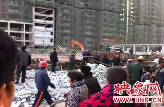 圖為事故現(xiàn)場情況，當(dāng)?shù)厝罕姽﹫D。