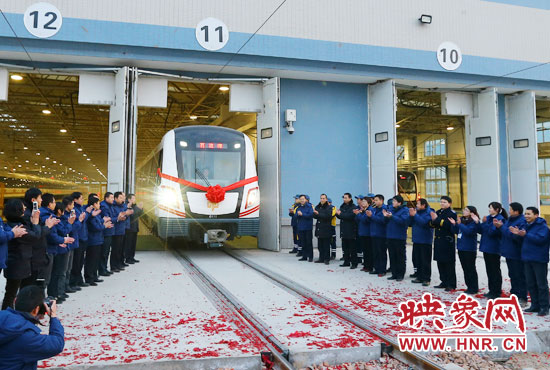 2013年12月28日鄭州地鐵第一班車(chē)發(fā)車(chē)。