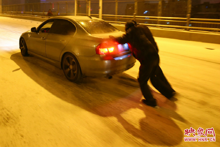 兩位“推車人”奮力的推著小車上橋。