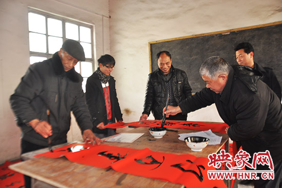 鞏義市魯莊鎮(zhèn)農(nóng)民書法愛好者正在寫春聯(lián)。