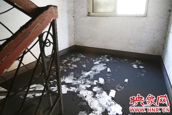 一樓到六樓的樓道內(nèi)都是黑色的煙塵。