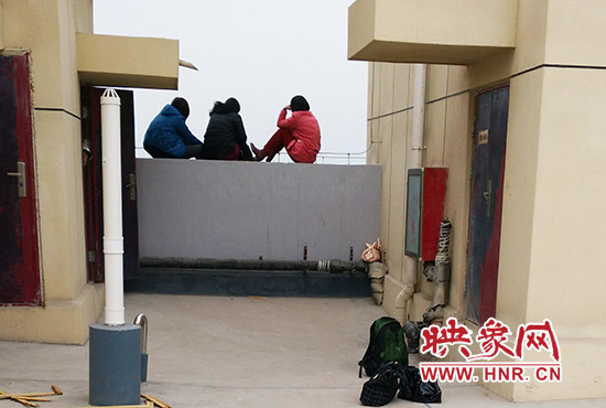 三人在樓頂始終不肯下來。