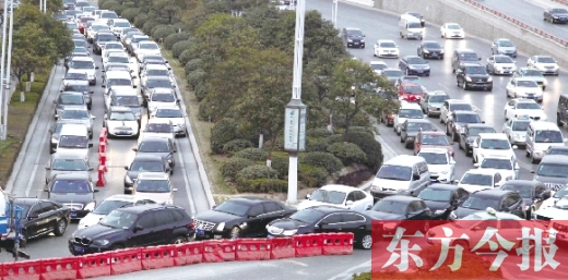 昨日，鄭州市福元路，車輛在僅剩的一條5米寬車道上堵得“不亦樂乎”
