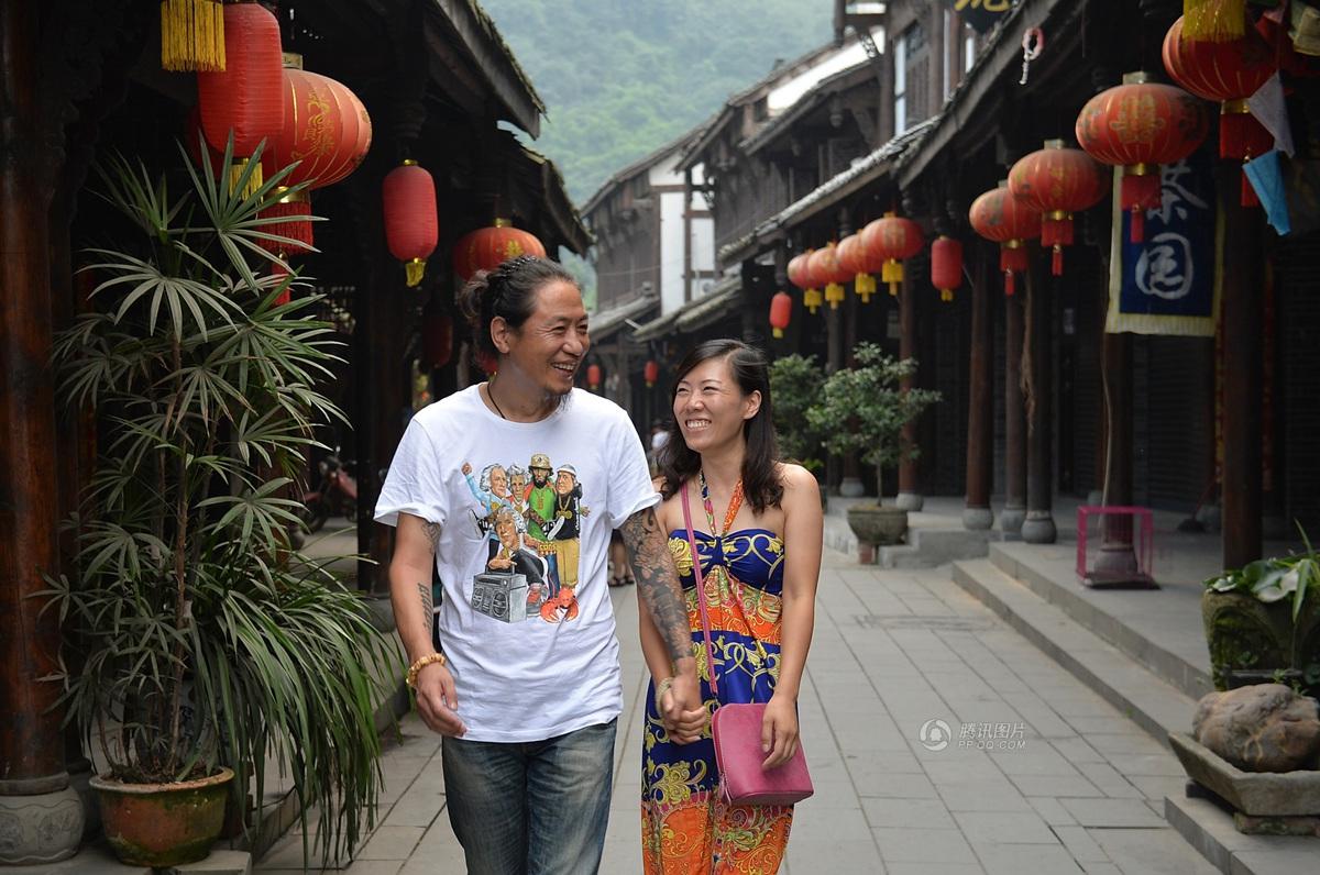 圖為7月20日，顧少強(qiáng)和老公于夫在成都街子古鎮(zhèn)，兩人剛于7月6日登記結(jié)婚。王勤/CFP