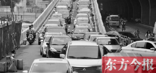 昨日，鄭州市大學(xué)路與隴海路交叉口處，因封閉施工，現(xiàn)場堵成停車場