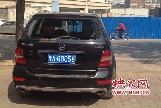 奔馳車夜停路邊被砸，損失萬(wàn)元以上