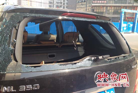 奔馳車夜停路邊被砸，損失萬(wàn)元以上