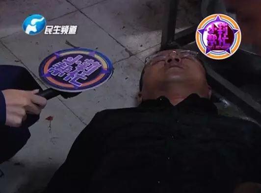 老板竟突然在廚房內(nèi)割腕自殺!發(fā)現(xiàn)意外情況后，小莉趕緊對傷者進行包扎，并撥打了120急救電話。
