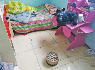 在理發(fā)店死者居住的臥室內，地上放有一個大煤球。