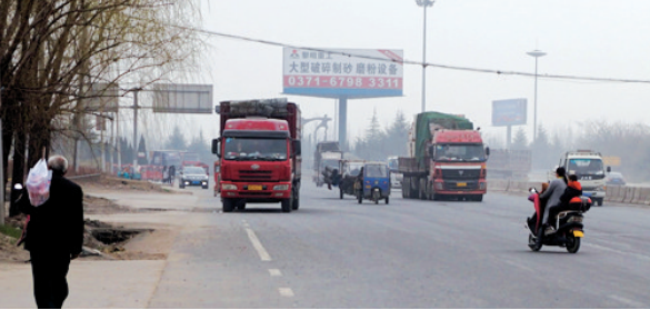 距離事故現(xiàn)場不遠(yuǎn)，仍有人騎電動車帶著孩子橫穿馬路