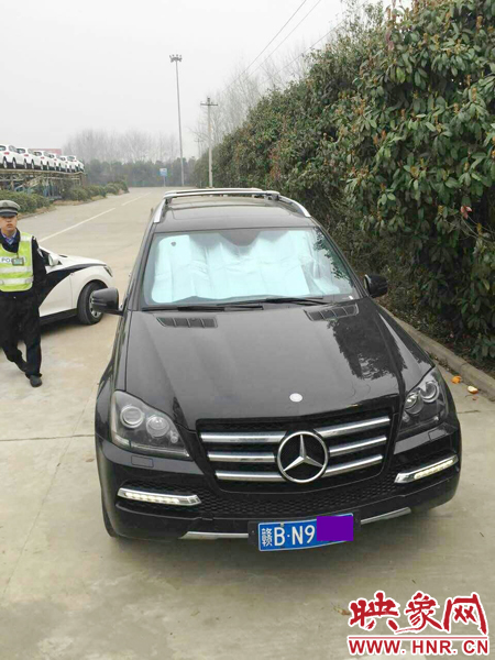 江西男子奔馳車中睡覺一氧化碳中毒，周口高速交警及時(shí)發(fā)現(xiàn)。