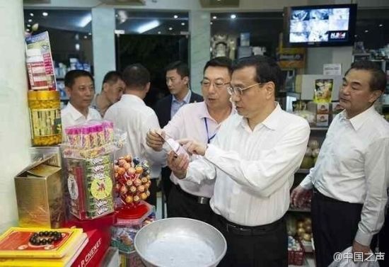 李克強夜訪河內小商店