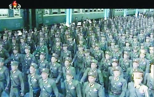 約2萬名朝鮮朝鮮人民軍基層軍官近日陸續(xù)抵達(dá)平壤，準(zhǔn)備出席軍方大會。