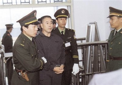 2000年9月30日，河南商丘，胡萬林被法警押上法庭。