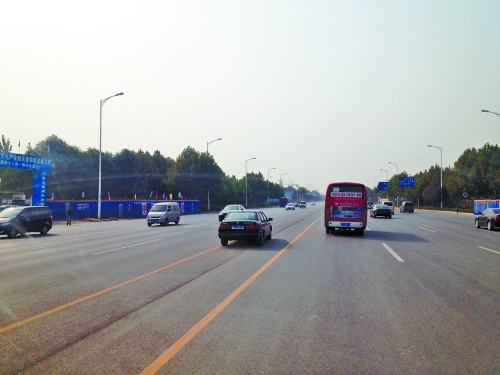 鄭開大道上隨處可見車輛駛?cè)腚p黃線超車,很危險。