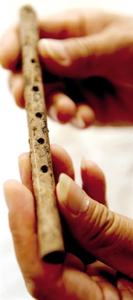 這是近日出土的用丹頂鶴尺骨制成的五孔骨笛。新華社發(fā)